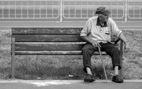 aidez une personne âgé isolé