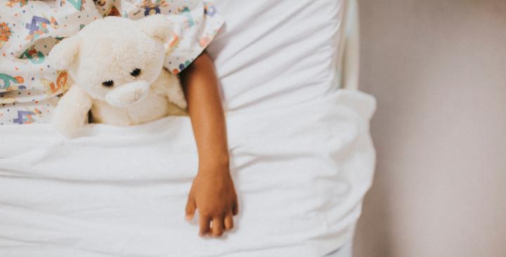 Payer le traitement d'une petite fille de famille défavorisé