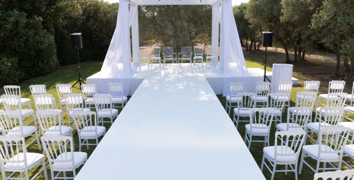 Appel d’aide pour un couple en difficulté financière se mariant bientôt